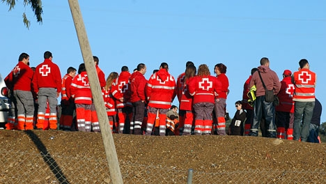 Spanska Röda korset är de första att hjälpa flyktingarna när de kommer i land.
