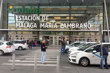 Taxitjänsterna på Costa del Sol har halverats på obestämd tid, även om de garanteras på flygplatsen och vid tågstationen i Málaga.