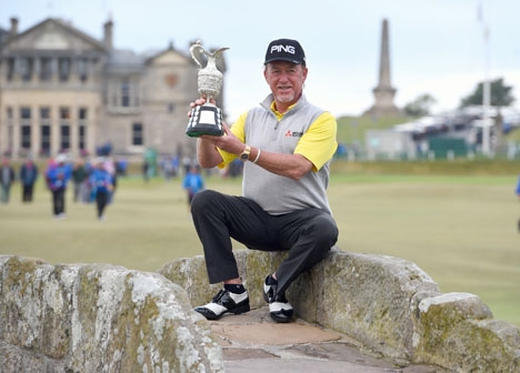 Miguel Ángel Jiménez på Saint Andrews med segertrofén. Foto: Getty Images