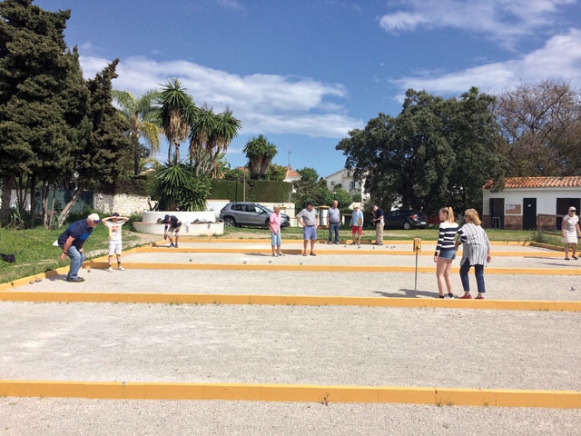 Boule är en en underhållande och social sport för alla åldrar. Varje tisdag och fredag samlas skandinaviska entusiaster i Elviria, öster om Marbella.