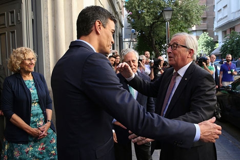 Den spanske regeringschefen Pedro Sánchez vid ett tidigare möte med ordföranden i EU-kommissionen Jean Claude Juncker.