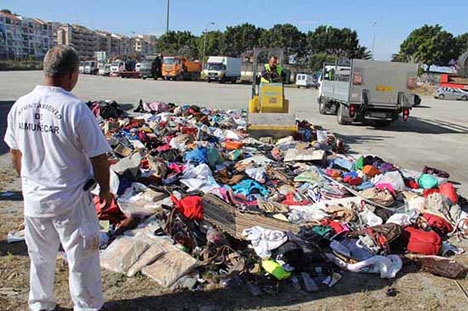 Kommunalarbetare förstör konfiskerat material. Foto: Ayto de Almuñécar.