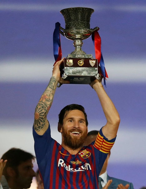 Messi lyfter segerbucklan, hans 33:e med Barcelona. Foto: Twitter