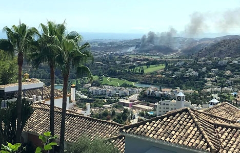 Branden uppstod intill betalmotorvägen AP-7 vid 16.30-tiden på lördagen. Foto: Local Fire and Weather Watch- Malaga province/Facebook