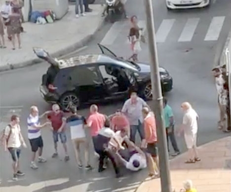 Trafikincidenten fångades på video.