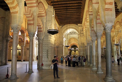 En av kyrkans mest omdiskuterade tillgångar är La Mezquita i Córdoba, men den uppges ha lagt beslag på mer än 40 000 egendomar sedan 1946, av vilka mer än 4 000 konfiskerats mellan 1998 och 2015.