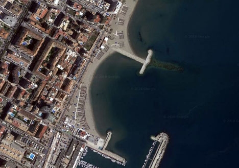 Stranden där mannen avled ligger intill hamnen i Fuengirola.  Foto: Google Maps