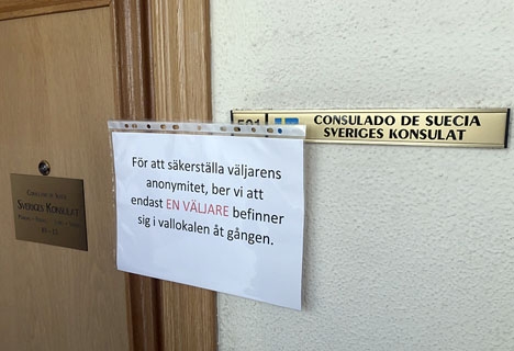 De röstande vid konsulatet i Málaga har tvingats vänta ofta mer än en timme i korridoren.