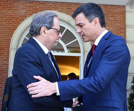 Den katalanske regionalpresidenten Quim Torra (till vänster) annonserar nya påtryckningar mot de spanska myndigheterna.