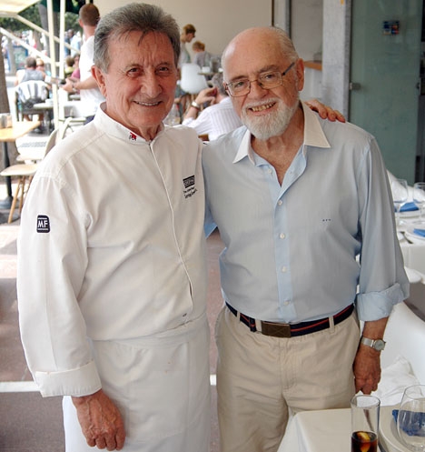 Turistikonen och kolumnisten Rafael de la Fuente (till höger) med Marbellakrögaren Santiago Domínguez.