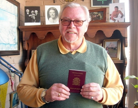 Olle Jacobsson, alias Juan Radamez, avled 16 september 2018. Han föddes i Göteborg 12 september 1939 men föll pladask för Spanien redan som åttaåring, när han första gången skådade Valenciakusten från ett lastfartyg.