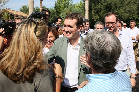 Pablo Casado har ej för avsikt att släppa sitt påstådda examensarbete.