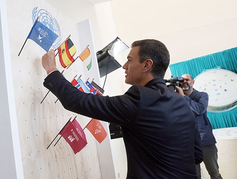 Regeringschefen Pedro Sánchez lyckas hålla flaggan högt.