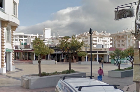 Kvinnan tog en taxi vid feststråket Plaza Solymar, men resan gick ej raka vägen till hennes hotell. Foto: Google Maps