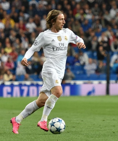 Luca Modric är den första spelaren på elva år som kniper utmärkelsen The Best framför Cristiano Ronaldo och Messi. Foto: Football.ua/Wikimedia Commons