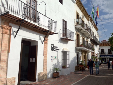 Marbella kommun tillbakavisar skatteverkets anspråk på tolv miljoner euro.
