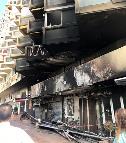 Branden drabbade tre lokaler på bottenplanet och röken sotade ned en stor del av fasaden i lägenhetskomplexet Marbella 2000.