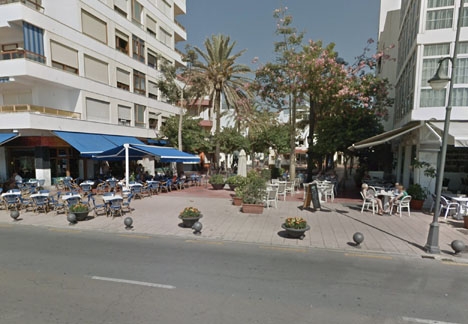 Här vid Plaza Ortiz, intill strandpromenaden i Estepona, blev 27-åringen ikappsprungen och tvingad in i en bil. Foto: Google Maps
