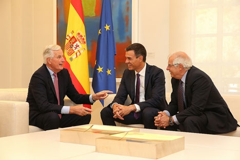 Utrikesministern Josep Borrell, längst till höger med regeringschefen Pedro Sánchez i mitten och huvudmedlaren i Brexit Michel Barnier.