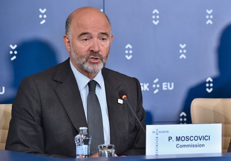 EU:s finanskommissarie Pierre Moscovici ger inte bara Spanien bakläxa.
