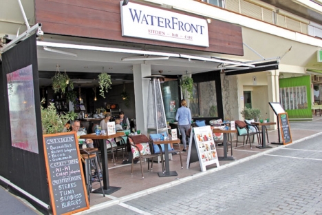 WaterFront ligger på strandpromenaden i Marbella, mitt emellan fyren och turistkontoret.