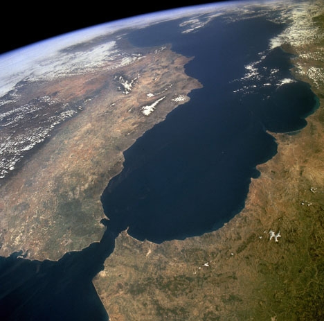 Flyktingströmmen består vid Mar de Alborán, som är bukten som skiljer Afrika från Europa. Foto: NASA