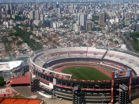 Returmötet i River Plates hemmaarena la Monumental kunde ej spelas på grund av våldsamma sammandrabbningar mellan supportrar. Foto: Elemaki/Wikimedia Commons
