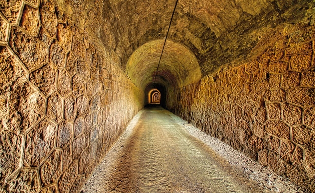 TUNNELSEENDE. Túnel del Castillo, eller slottstunneln är med sina 990 meter vandringsledens längsta.