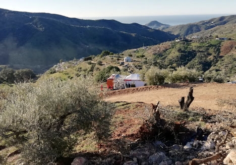 Den natursköna platsen som var utflyktsmål för Julen och hans familj är nu bas för ett jättelikt räddningspådrag. Foto: Emergencias 112