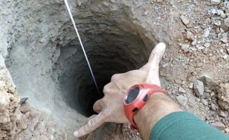 Brunnens ringa diameter gör att räddningsarbetet saknar motsvarighet i Spanien. Foto: Bomberos