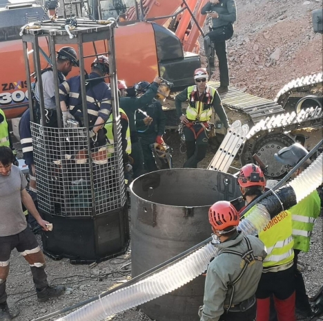 Klockan 17.49 på torsdagen skickades de första två gruvarbetarna ned i den blott 1,10 meter breda räddningsbrunnen. Foto: Gómez de Celis (Instagram)