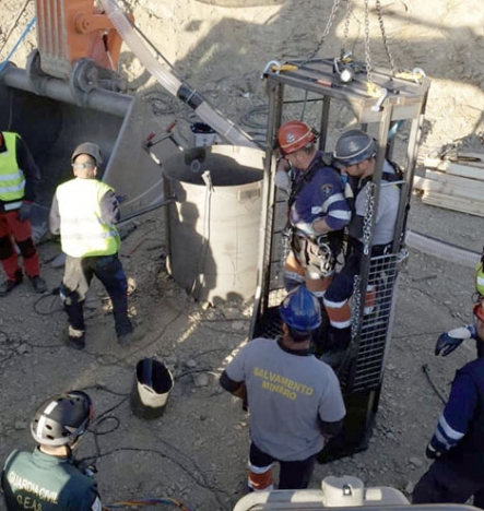De åtta gruvexperterna från Asturien har det senaste dygnet fått hjälp av sprängmedelsexperter från Guardia Civil för mikrodetonationer. Foto: Guardia Civil