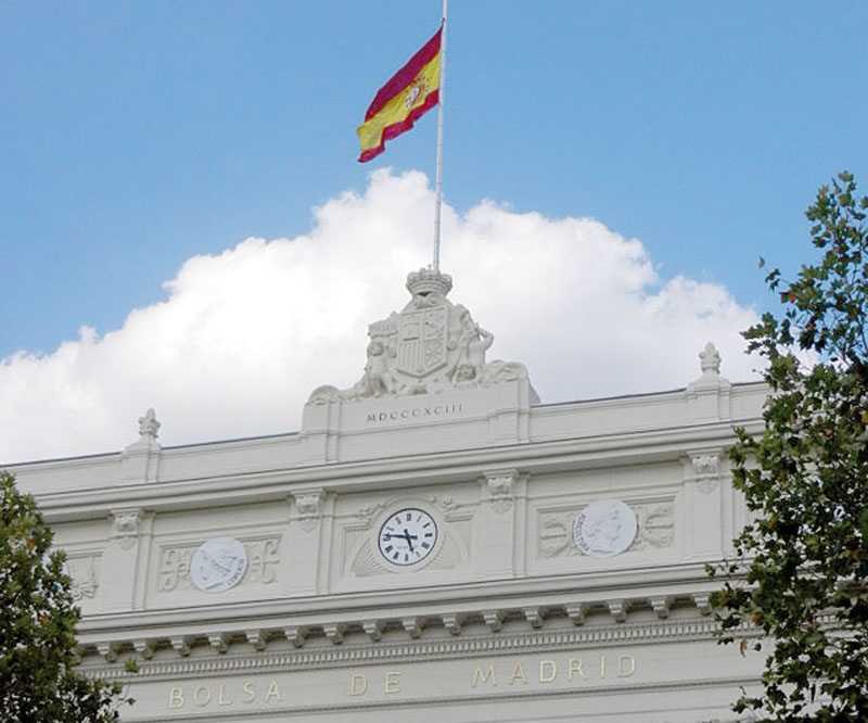 Den spanska flaggan har många skäl att vaja ovanför orosmolnen. Enligt Ruben Larsen på Haga Kapital talar de reella siffrorna mot domedagsprofetiorna, som hittills hindrat Madridbörsen från att stiga kraftigt.