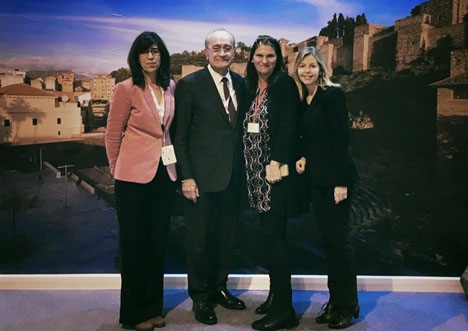 Tillträdande honorärkonsuln Isabel Pascual Villamor med Málagas borgmästare Francisco de la Torre vid årets turistmässa Fitur, i Madrid. Foto: Embajada de Suecia en Madfid
