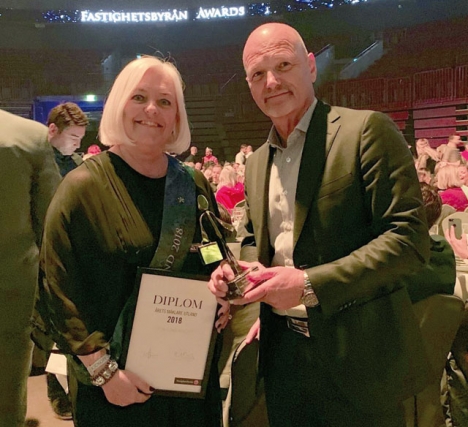 Årets pristagare Lotta Löwenhoff fick utmärkelsen som Fastighetsbyråns bästa utlandssäljare av förra årets vinnare Kent Scharnke. 