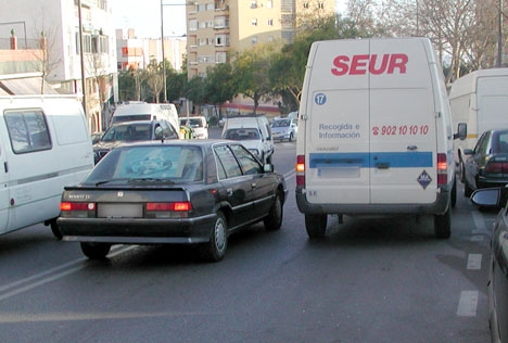 Dubbelparkering är vanligt förekommande i Spanien oh börjar nu accepteras till viss del, senast i Málaga.