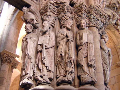 De två statyerna ingick i portalen till katedralen i Santiago de Compostela. Foto: pedronchi/Wikimedia Commons