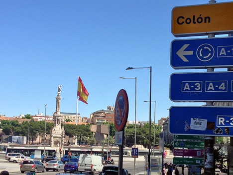 Vid Plaza de Colón finns Spaniens största flagga. Där samlades 10 februari tusentals demonstranter för att kräva nyval.
