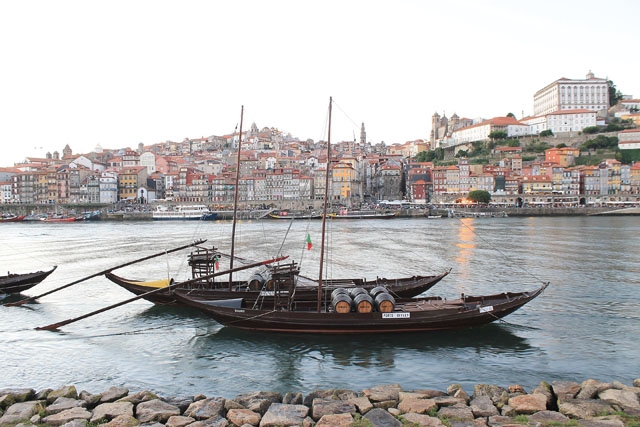 Vintillverkningen i norra Portugal har månghundraåriga anor. Numera brukas ej längre de traditionella båtarna rabelos för att forsla vinet längs Douro-floden till Porto. Foto: Jsamwrites/Wikimedia Commons