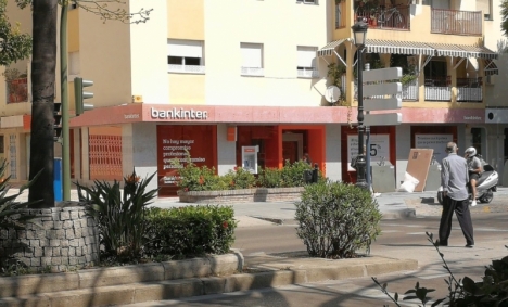 Den så kallade Dalton-ligan ska bland annat ha legat bakom rånet 17 september förra året mot Bankinters kontor centrala Marbella. Foto: Google Maps