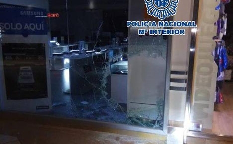 Rånarna hann slå sönder skyltfönstret med släggor. Foto: Policía Nacional