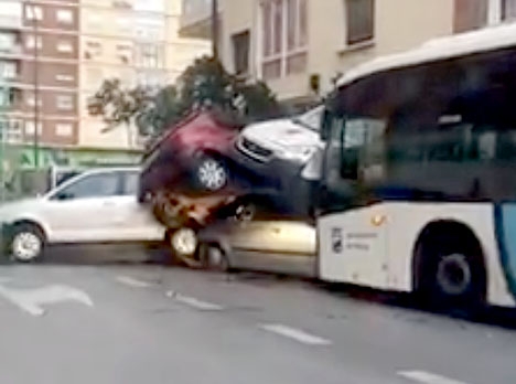 Ett flertal fordon rammades av bussen och mirakulöst nog skadades ingen människa. Foto: Facebook