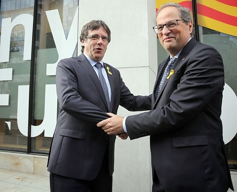 Carles Puigdemont (till vänster) riskerar att häktas om han reser till Spanien för att hämta ut sin väntade ackreditering om han väljs till EU-ledamot. Foto: Generalitat de Catalunya