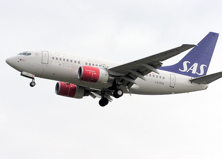 Omkring 70 000 SAS-resenärer drabbas under fredagen och ytterligare 100 000 riskerar inställda flyg till helgen. Foto: Adrian Pingstone/WIkimedia Commons