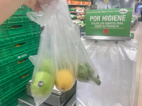 Mängden plast som brukats vid inköp av två äpplen, två kronärtskockor och en citron. Dessutom uppmanas man bruka plasthandskar, av hygieniska skäl.