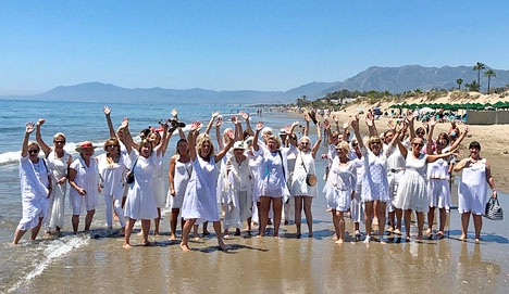 Marbellas Sweor var helt vitklädda och spelade in en hälsning vid stranden. Foto: SWEA Marbella