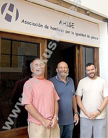 Jose Mendiguren, Hugo Gensini och Antonio García i AHIGE riktar sig till ungefär till tio procent av de spanska männen – de som är mottagliga för budskapet och öppna för förändring.