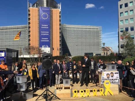 Carles Puigdemont vid en tidigare manifestation utanför EU-kommissionen. Foto: Xavier Dengra/Wikimedia Commons
