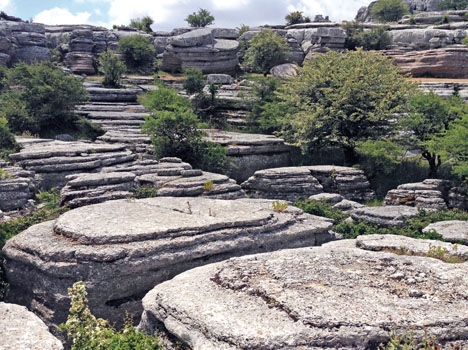 Det som tidigare var havsbotten har under hundratals miljoner år eroderat till de fascinerande klippformationer som idag kan beskådas i naturparken El Torcal.