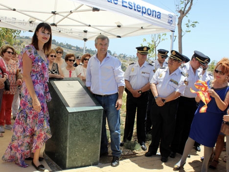 Irene Villa med bland annat Esteponas borgmästare José María García Urbano vid invigningen av den nya avenyn. Foto: Ayto de Estepona